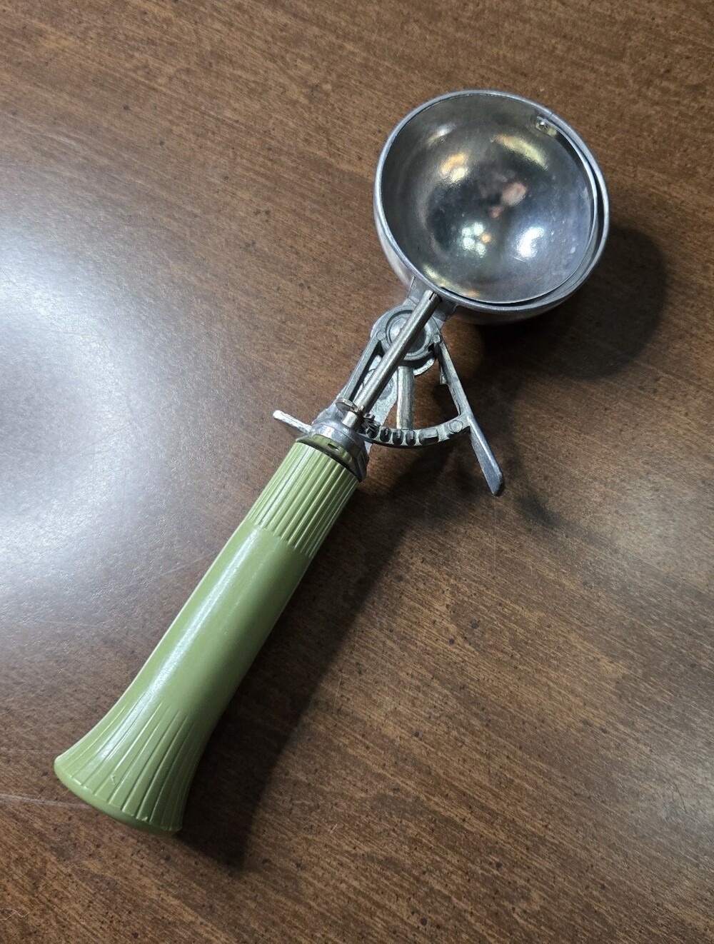 Vintage Retro Nevco Ice Cream Scoop Disher Round Scoops w/ Green Handle